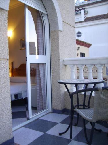 Hostal Restaurante La Giralda Rota Exterior photo